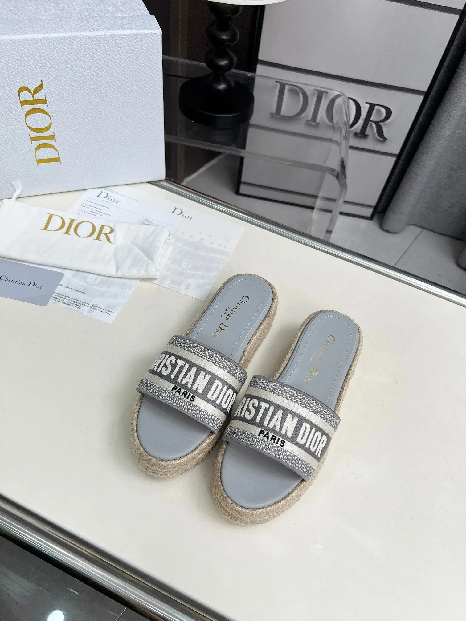 👟👟Ex-factory price 420👟👟 Dior's new spring and summer IVIETA DWAY jelly-colored flat-soled one-slip women's shoes with CD letter logo three-dimensional embroidery thick-soled round-toe open-toe slippers. The original version is developed to be the top version on the market. It feels soft and delicate on the feet and is extremely comfortable. Material: Upper imported raffia electric embroidery high-temperature water-soluble cotton technical fabric + water-dyed cowhide foot pad lining + original consistent combination outsole Outsole: original outsole Size: 35-42 (40.41.42 custom-made, non-refundable and non-exchangeable)